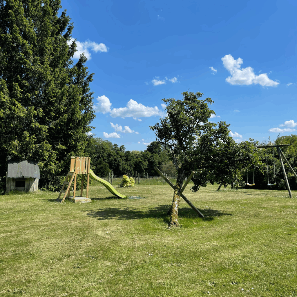 Chateau de Nomecourt Bergerie exterieur jeux 2 1