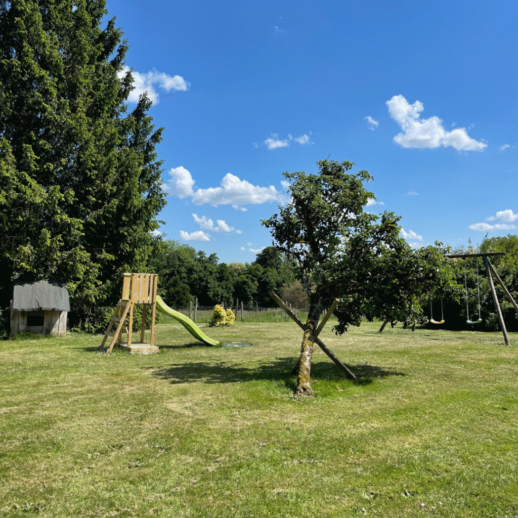 Chateau de Nomecourt Bergerie exterieur jeux 2